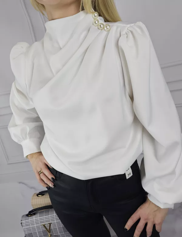 Biała elegancka bluzka koszulowa z ozdobnymi perełkami
